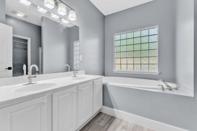 Building Photo - Beautiful 3-Bedroom Retreat with 2 Full Baths in Scenic Woodruff $1,875/mo rent