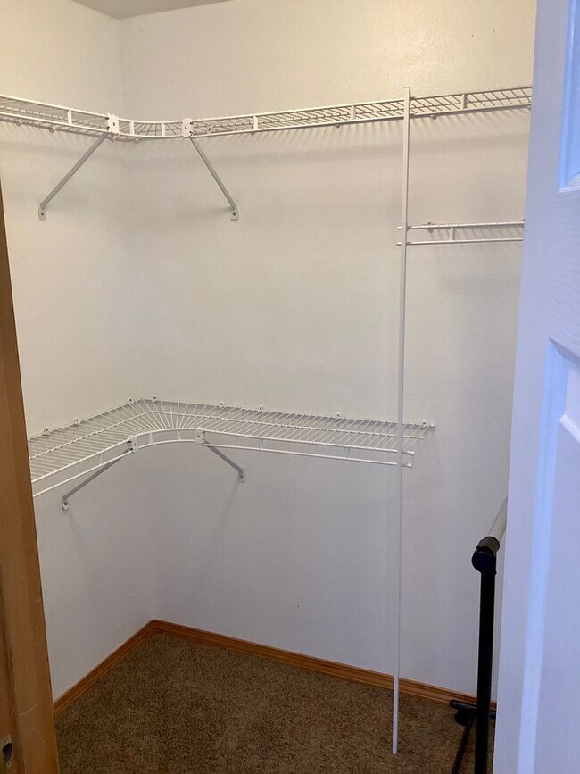 Building Photo - 3 Bed 2.5 Bath Town Home in Running Y - Ac...