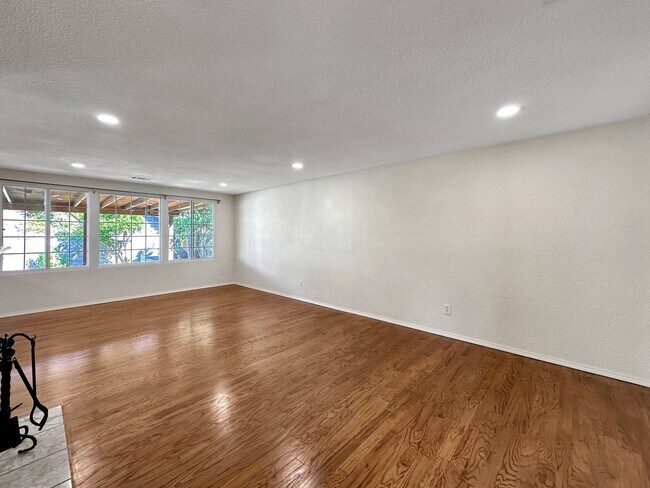 Building Photo - Charming 4BD/2BA House in San Carlos W/ W/...