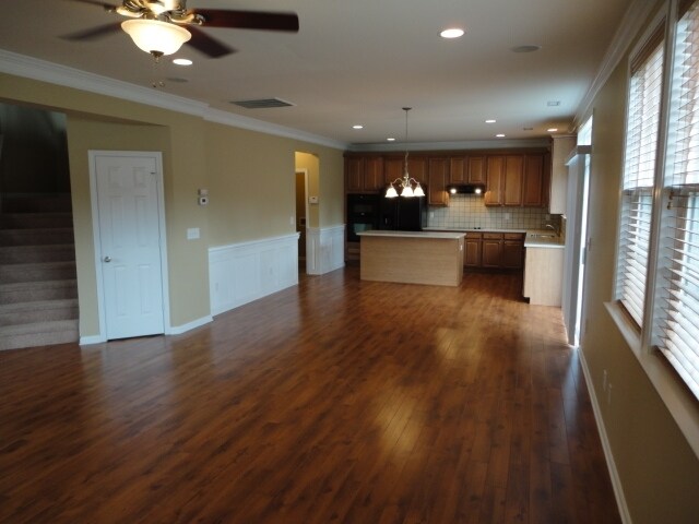 Building Photo - 335 Larktree Ln