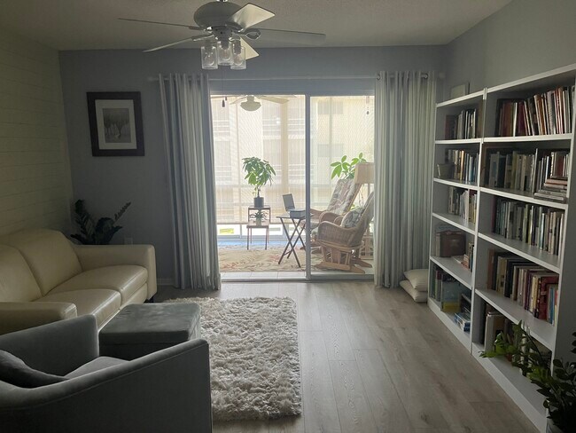 Building Photo - 995 La Guna Dr