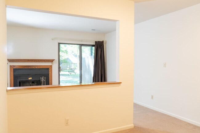 Building Photo - 2 Bedroom Townhouse Available in July