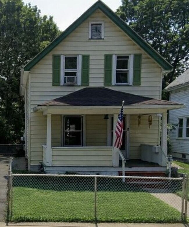 Building Photo - Spacious Rochester 3-Bedroom Home with Enclosed Porch + Backyard