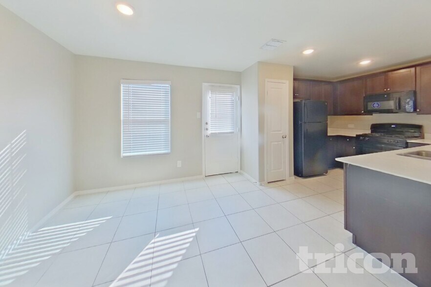 Building Photo - 2602 Vavra Ln