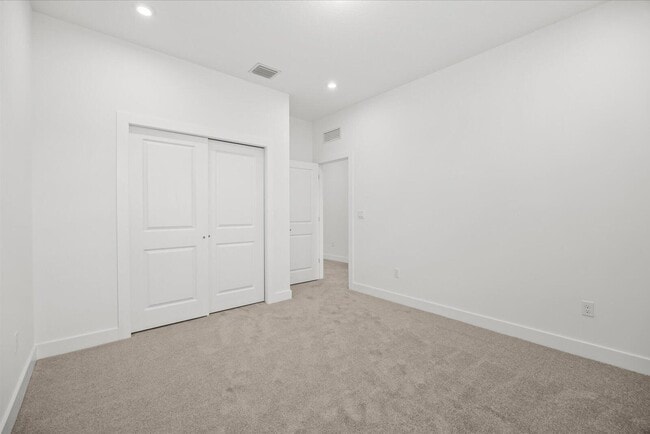 Building Photo - 890 SW Newfield Ave