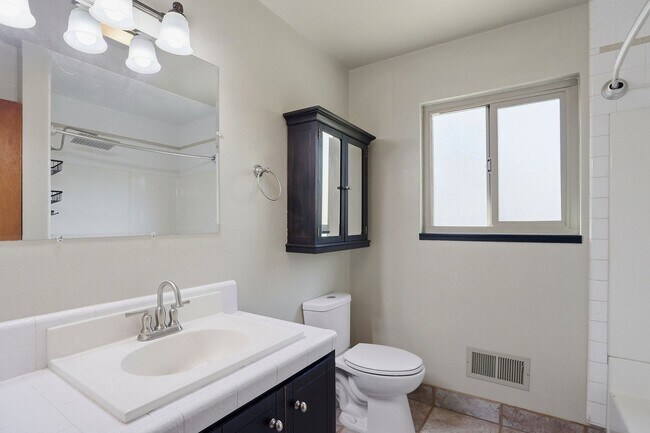 Building Photo - Country property close to town!