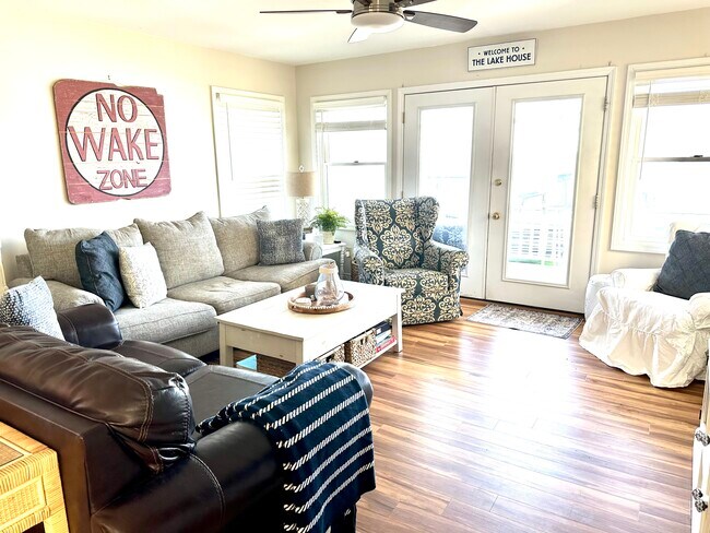livingroom - 5311 N Point Dr