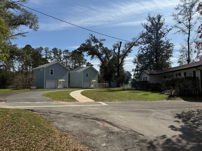 Building Photo - Spring Special! ONE MONTH FREE RENT! Moder...