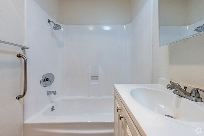 1BR, 1BA - 600SF - Bathroom - La Puente Garden Apts