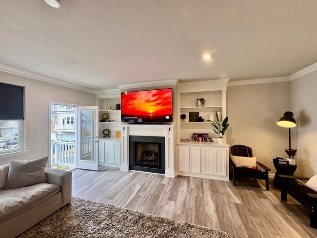 Building Photo - Spacious 3 Bedroom Townhouse