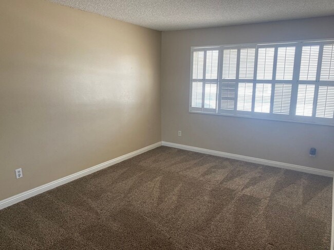 Building Photo - Townhome featuring a vintage floor plan