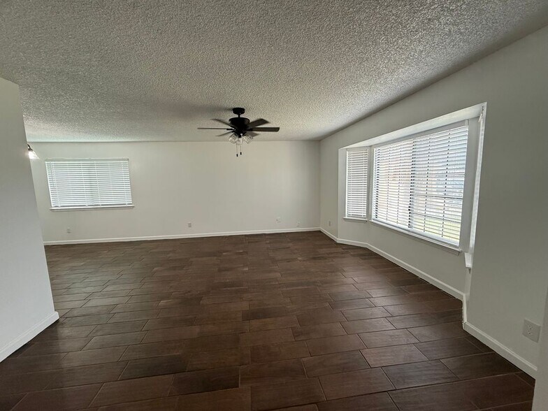 Building Photo - 2704 Pinewood Dr