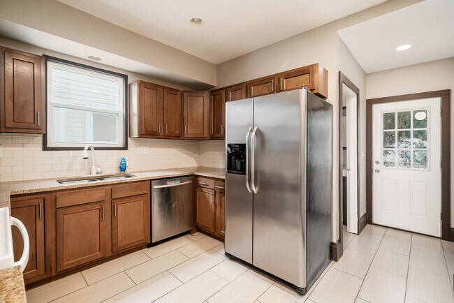 Building Photo - 144 E Tompkins St