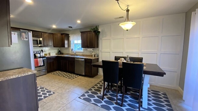 Building Photo - Gorgeous 3 Bedroom, 2 Bathroom Home in Woodridge Estates