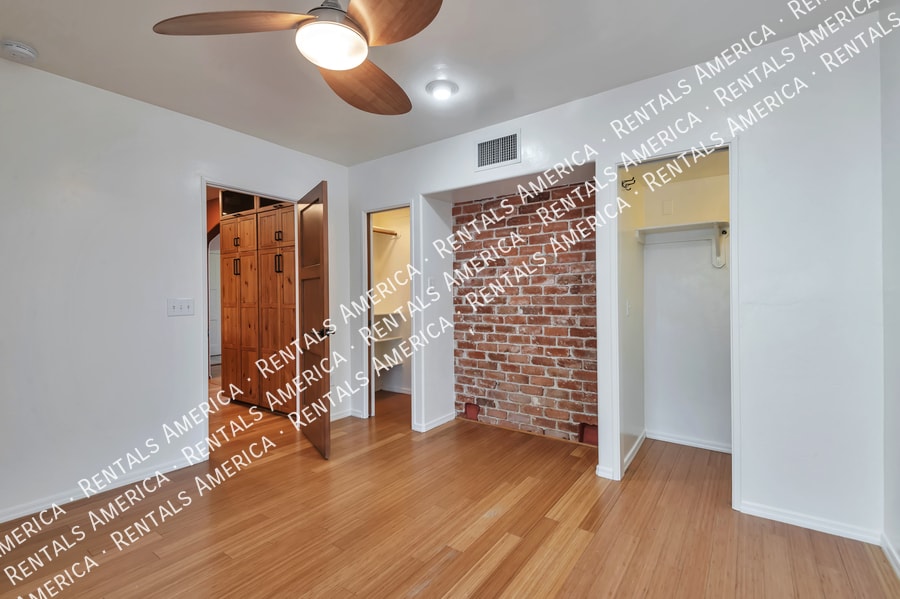 Building Photo - 2516 E 4th St
