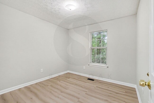 Building Photo - 4BR/2.5BA Home Conveniently Located Off Jimmy Carter Blvd!