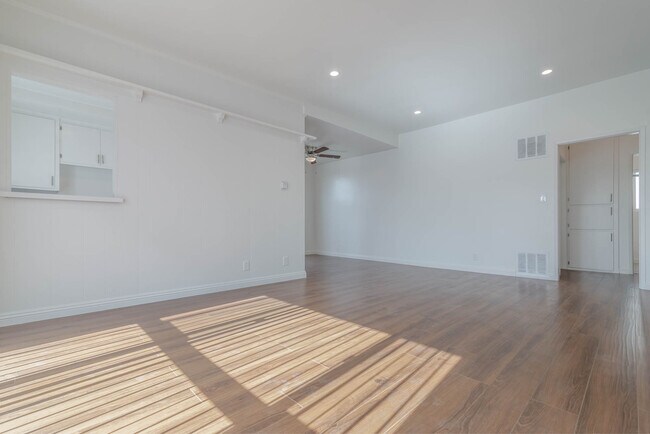 Building Photo - 922-926 N Normandie Ave