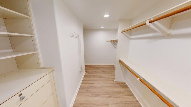 Building Photo - Spacious 4 Bed 3 Bath Home Available for L...