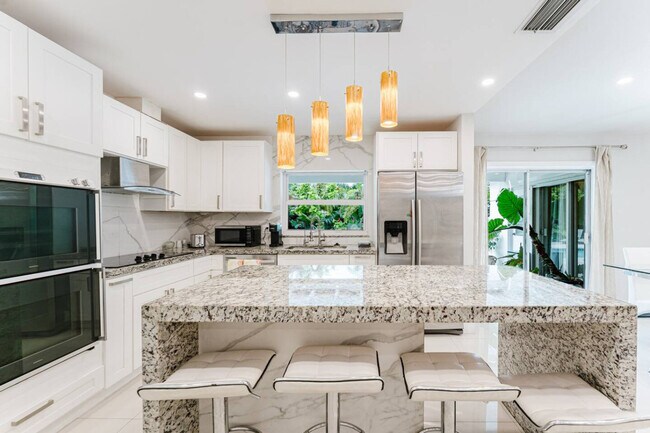 Building Photo - 4017 Monroe St