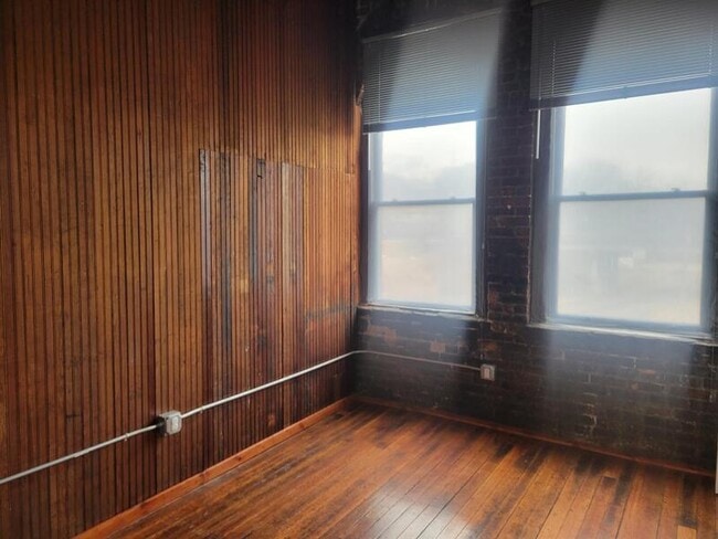 Building Photo - 116 N 5th St