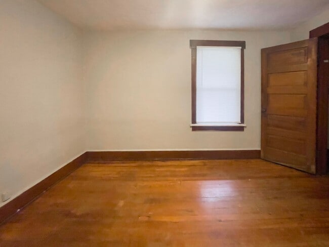 Building Photo - PRELEASING for AUGUST! Close to Campus: Washer and Dryer Included