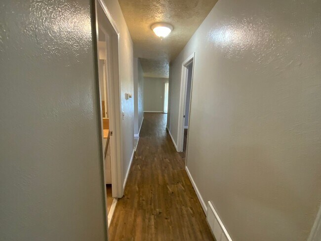 Building Photo - 2800 N Rockwell Ave