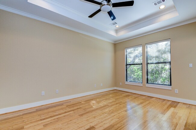 Building Photo - Modern 3 Bedroom // 3.5 Bathroom in the He...
