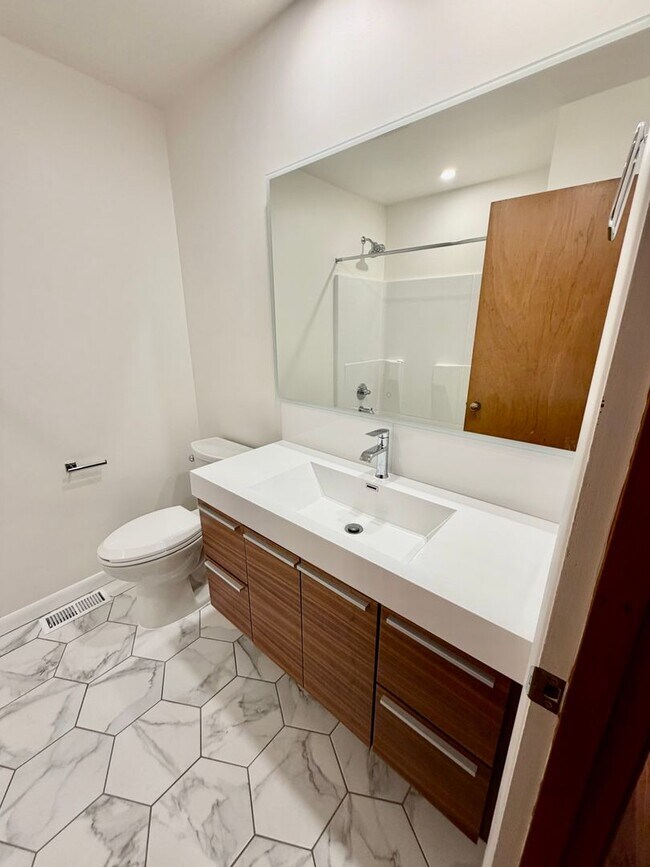 Building Photo - Spacious, Remodeled 5bd/3bath Cherry Park Home with Large Fenced Garden and Finished Basement