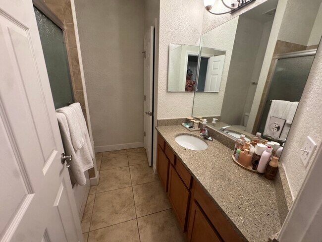 Building Photo - 2508 SW 35th Pl
