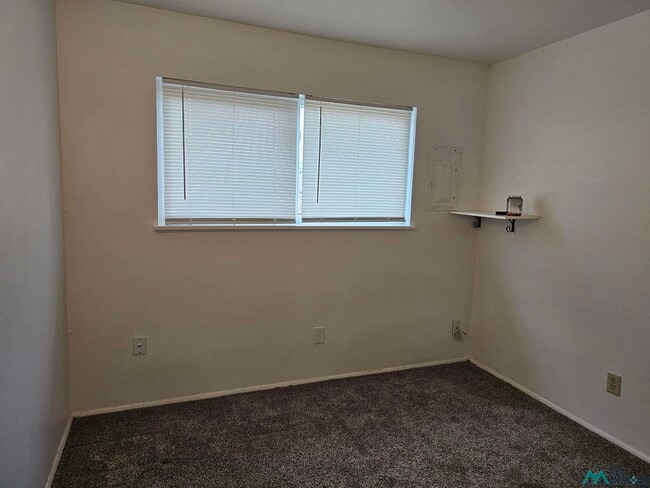 Building Photo - 300 Circle Dr