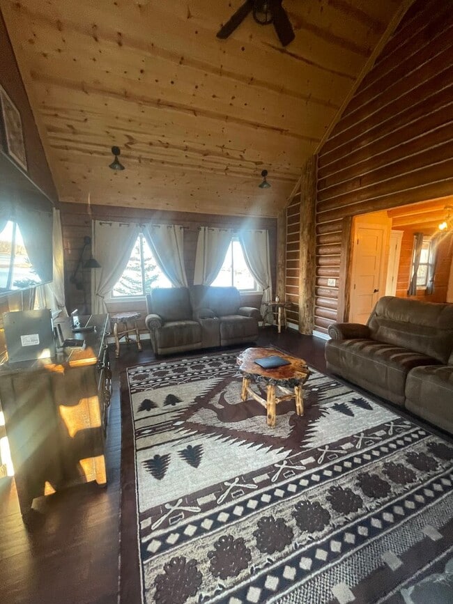 Building Photo - Amazing custom built Alaskan Log home acro...