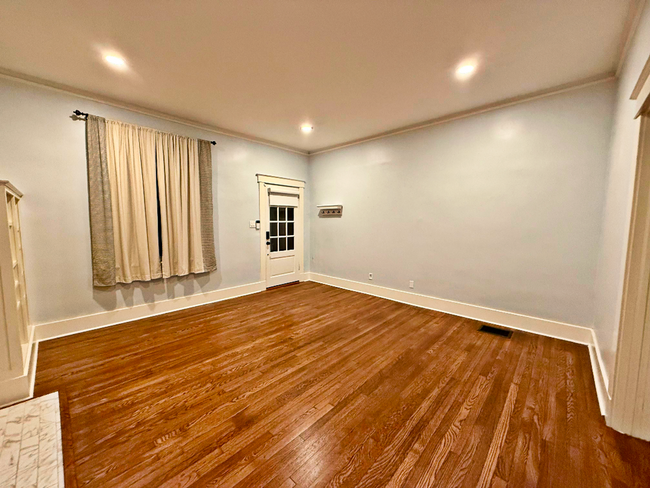 Building Photo - Beautifully Updated Historic Home in Midto...