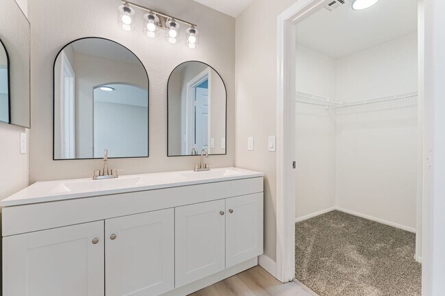 Building Photo - Modern Elegance Meets Spacious Comfort in a Unique Layout!