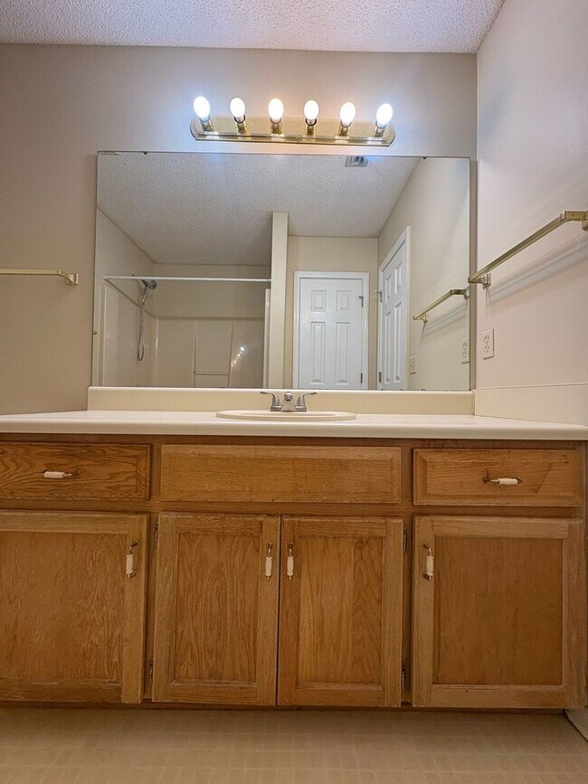 Building Photo - 3102 Achey Dr