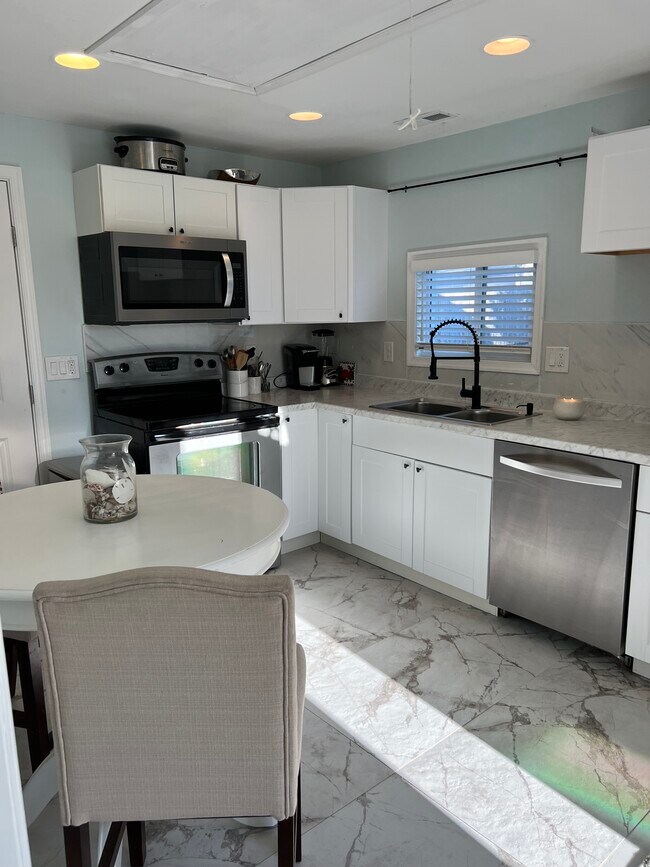 Building Photo - 749 1st St