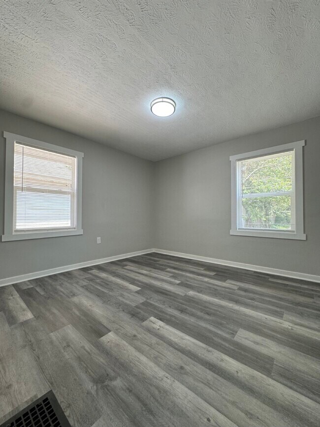 Building Photo - 951 N Bradley Ave