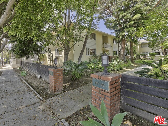 Building Photo - 1217 N Crescent Heights Blvd