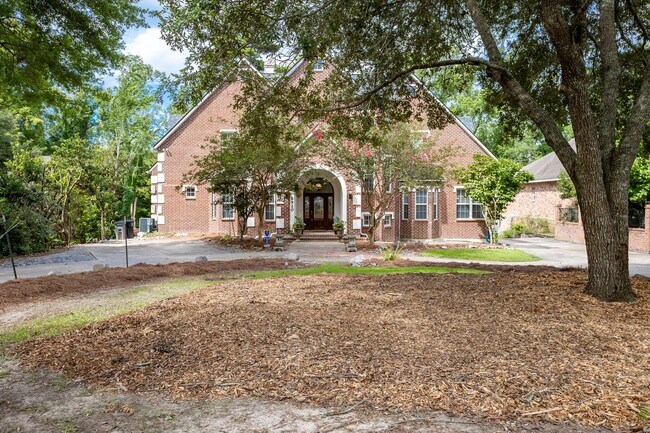Building Photo - Historic Highland Road Beauty with Bayou V...