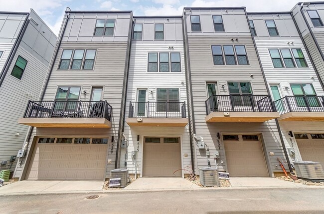 Building Photo - 3 Bedroom Townhome minutes from South End!
