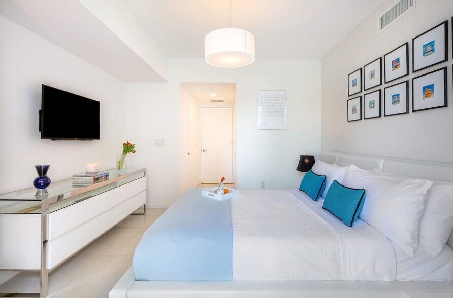 Building Photo - 485 Brickell Ave