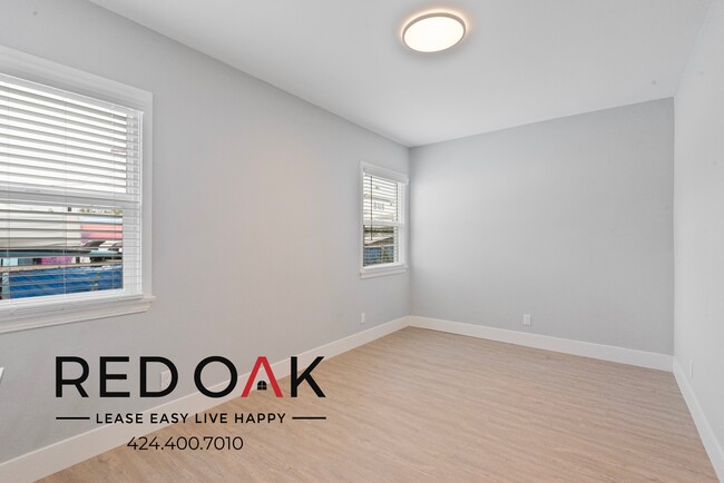 Building Photo - Recently Renovated One Bedroom Walk-Up wit...