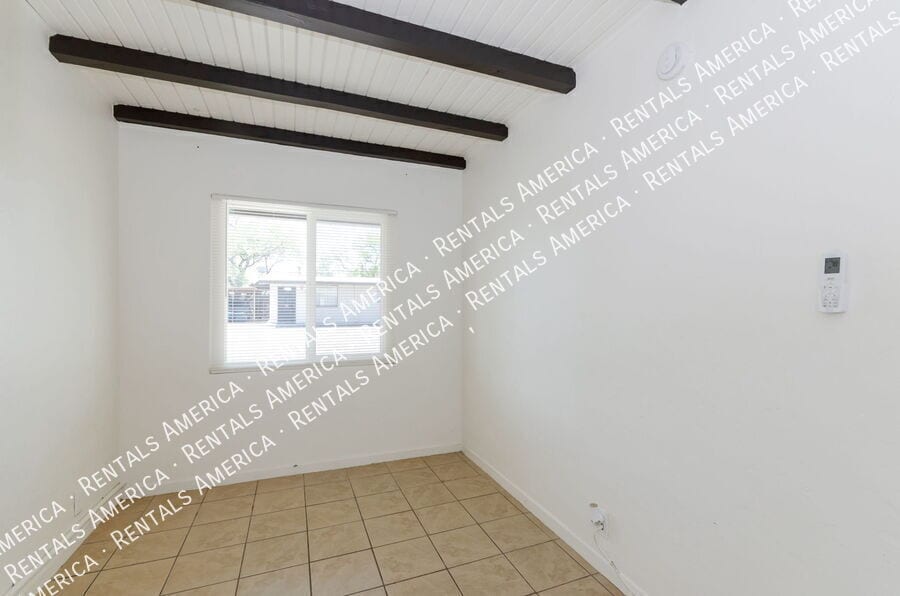 Building Photo - 3048 N Sparkman Blvd