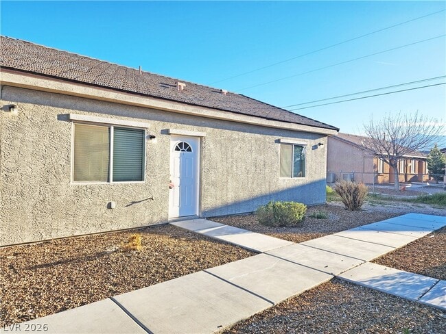 Building Photo - 1121 Sixshooter Ave