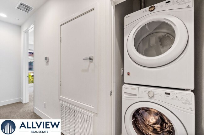 Building Photo - Gorgeous 4 Story Townhome Available in the Highly Desired 17 West Community!