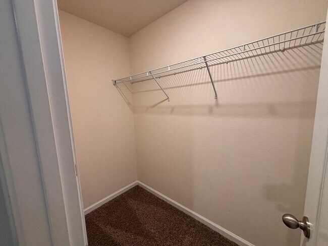 Building Photo - Beautiful 2 Bed, 2.5 Bath Townhome with Water View