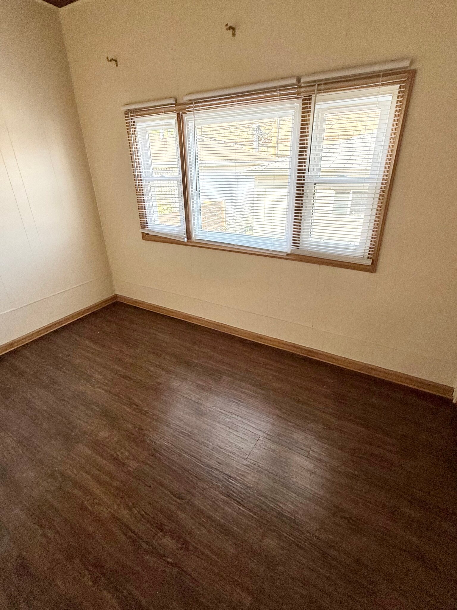 Enclosed porch - 5336 W Dakin St