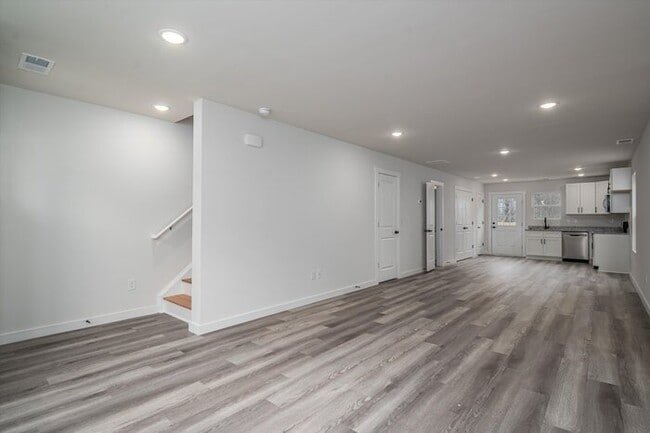 Building Photo - Live Brand-New in Hickory – Modern 3BR Tow...