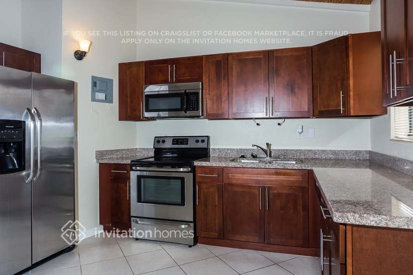 Building Photo - 883 W Country Club Cir