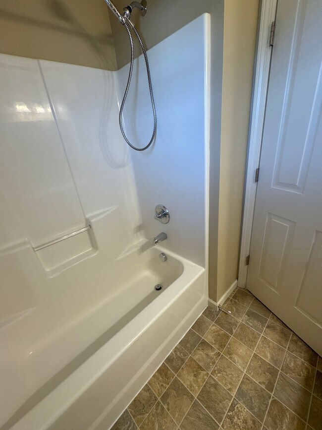 Building Photo - ? Beautiful 4-Bed, 3-Bath North Albany Hom...