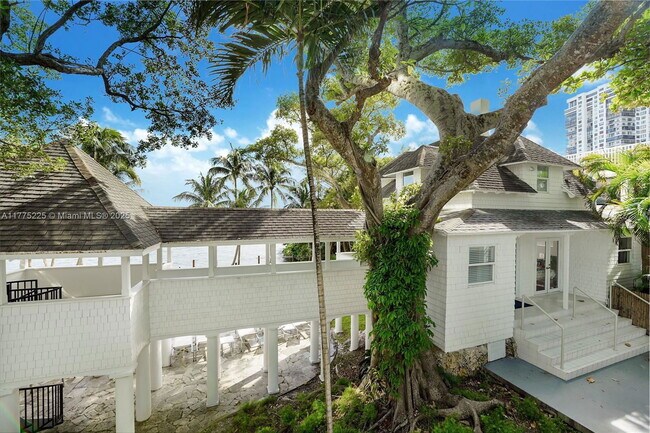 Building Photo - 2025 Brickell Ave